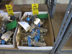 LOT (9) VALVES, MANIFOLD TYPE, 3/8" SIZE, 2485 LB/700 DEGREE F RATING, 316 SS MATERIAL, COMPRESSION CONNECTIONS, A182 SPECIFICATION, 4-WAY STYLE, HANDWHEEL OPERATOR. MARK 856. PART # 30023000 (W-51) LOADING & HANDLING FEE $5-